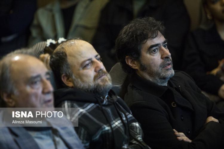 تصاویر مراسم یادبود جواد گنجی,عکس های مراسم یادبود جواد گنجی در 5 اسفند 1404,تصاویر شهاب حسینی در مراسم یادبود جواد گنجی