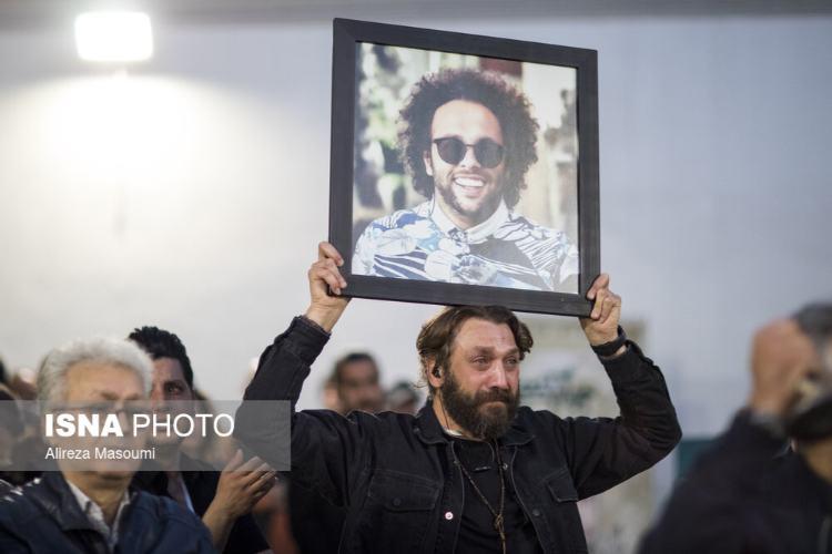 تصاویر مراسم یادبود جواد گنجی,عکس های مراسم یادبود جواد گنجی در 5 اسفند 1404,تصاویر شهاب حسینی در مراسم یادبود جواد گنجی