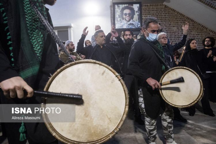 تصاویر مراسم یادبود جواد گنجی,عکس های مراسم یادبود جواد گنجی در 5 اسفند 1404,تصاویر شهاب حسینی در مراسم یادبود جواد گنجی