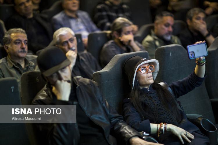 تصاویر مراسم یادبود جواد گنجی,عکس های مراسم یادبود جواد گنجی در 5 اسفند 1404,تصاویر شهاب حسینی در مراسم یادبود جواد گنجی