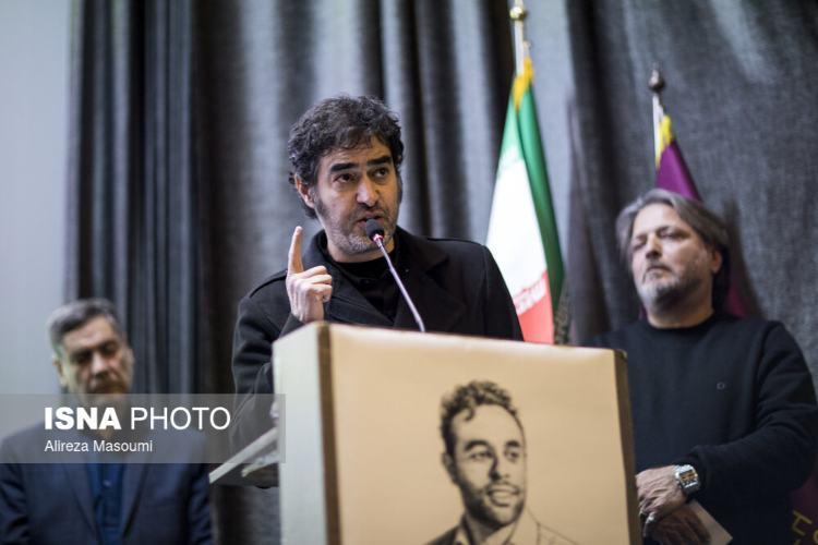 تصاویر مراسم یادبود جواد گنجی,عکس های مراسم یادبود جواد گنجی در 5 اسفند 1404,تصاویر شهاب حسینی در مراسم یادبود جواد گنجی