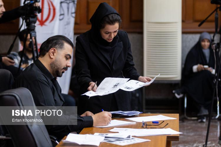 تصاویر اولین جلسه دادگاه رسیدگی به اتهامات پرونده کوروش کمپانی تصاویر اولین جلسه دادگاه رسیدگی به اتهامات پرونده کوروش کمپانی,عکس های دادگاه رسیدگی به اتهامات پرونده کوروش کمپانی,تصاویری از دادگاه کوروش کمپانی 3 اسفند 1404