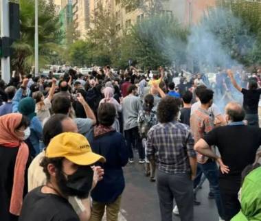 اعتراضات ایران,استقبال مردم ایران از جنگ