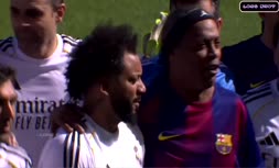 فیلم | تساوی ال‌کلاسیکوی اسطوره‌ها؛ هنرنمایی رونالدینیو در ۴۵ سالگی