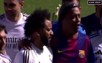 فیلم | تساوی ال‌کلاسیکوی اسطوره‌ها؛ هنرنمایی رونالدینیو در ۴۵ سالگی