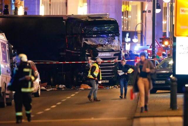 تصاویر حمله تروریستی با ورود کامیون به بازار کریسمس,عکس های حمله تروریستی با ورود کامیون به بازار کریسمس,حمله تروریستی با ورود کامیون به بازار کریسمس