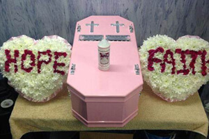 اخبار جالب,خبرهای جالب,خواندنی ها و دیدنی ها,عکس های مراسم تدفین دوقلوی به هم چسبیده