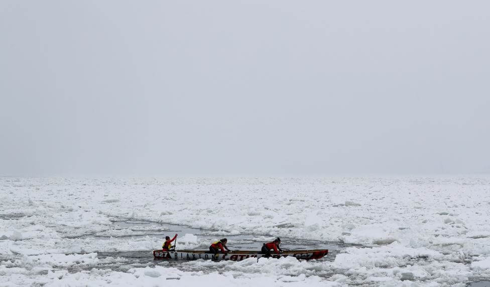 تصاویر مسابقه عجیب قایقرانی, عکس قایقرانی در رودخانه یخ‌زده کانادا, تصویر رودخانه سن لوران