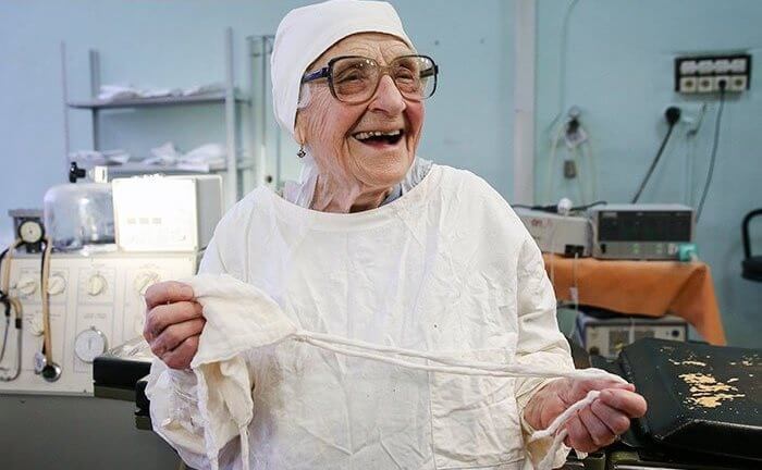 تصاویر مسن ترین جراح جهان, عکس های مسن ترین عکس های جهان, تصاویر جراح 90 ساله