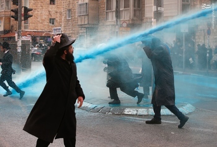 تصاویر درگیری صهیونیست ها برای نرفتن به سربازی,عکس های درگیری در اسرائیل,عکس های تظاهرات یهودی ها به سربازی اجباری