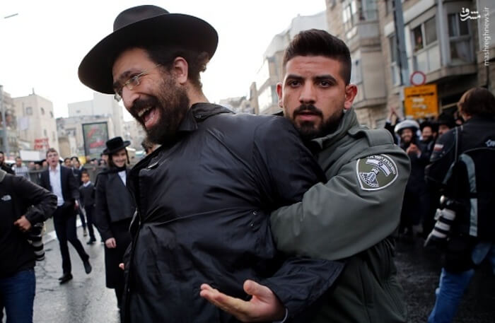 تصاویر درگیری صهیونیست ها برای نرفتن به سربازی,عکس های درگیری در اسرائیل,عکس های تظاهرات یهودی ها به سربازی اجباری