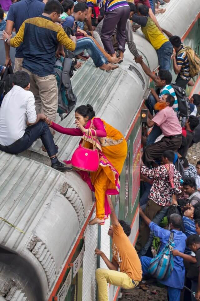 تصاویر حمل و نقل روزانه مردم در بنگلادش, عکس های حمل و نقل روزانه مردم در بنگلادش, عکس های حمل و نقل مردم بر روی سقف قطار