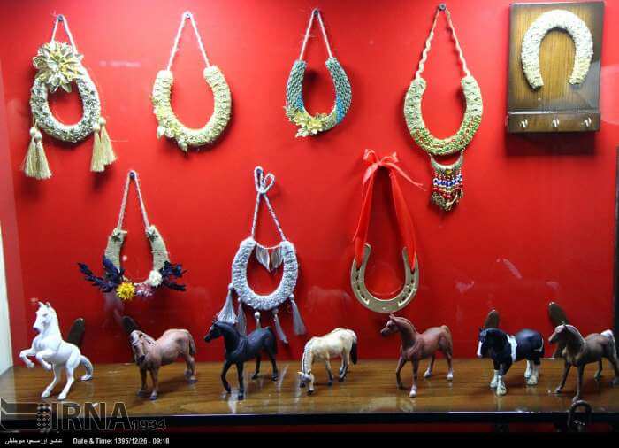 تصاویر نمایشگاه سازه‌های دستی با نعل اسب,عکس سازه‌های دستی با نعل اسب در ایران,عکس های خلاقیت هنرمند یزدی با نعل اسب