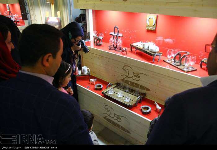 تصاویر نمایشگاه سازه‌های دستی با نعل اسب,عکس سازه‌های دستی با نعل اسب در ایران,عکس های خلاقیت هنرمند یزدی با نعل اسب
