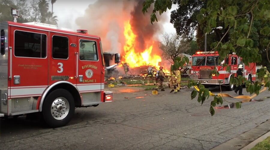 تصاویر  سقوط هواپیما در کالیفرنیا آمریکا, عکس های سقوط هواپیما بر روی منازل مسکونی ,سقوط هواپیما بر روی منازل مسکونی در آمریکا