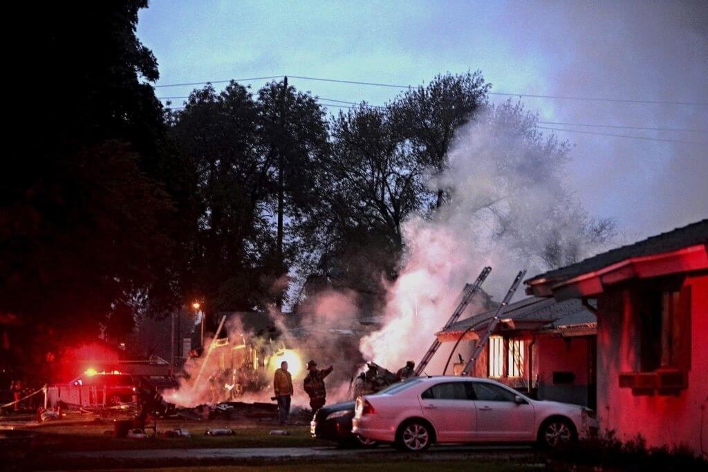 تصاویر  سقوط هواپیما در کالیفرنیا آمریکا, عکس های سقوط هواپیما بر روی منازل مسکونی ,سقوط هواپیما بر روی منازل مسکونی در آمریکا