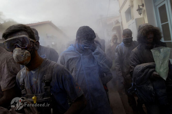 تصاویر جنگ آرد در یونان, تصویر حمله با پودرهای رنگی, عکس دوشنبه ی پاک