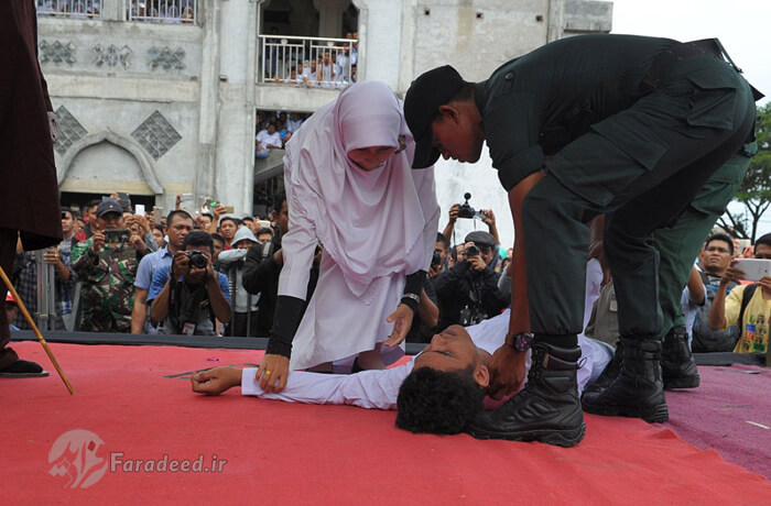 عکس های حکم شلاق در اندونزی,تصاویر مجازات با شلاق در اندونزی,عکس اجرای حکم توسط پلیس شریعت اندونزی