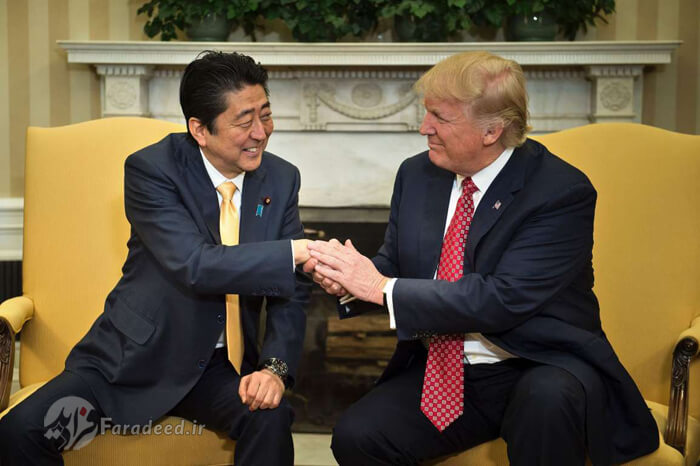 تصاویر نحوه خاص دست دادن ترامپ, تصویر دست دادن ترامپ با نخست وزیر ژاپن, عکس دست دادن ترامپ با نخست وزیر کانادا
