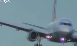  فیلم | فرود سخت هواپیماها هنگام وزش باد جانبی 
