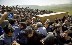 تصاویر خاکسپاری عارف لرستانی,عکسهای خاکسپاری عارف لرستانی,تصویرتشییع عارف لرستانی