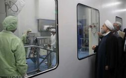 تصاویر روحانی و داروی جدید شرکت رازک,عکس های رونمایی از داروهای جدید شرکت رازک,عکس رونمایی از داروهای جدید و رئیس جمهور