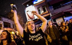 عکس های  تظاهرات هزاران نفری در ترکیه علیه پیروزی رفراندوم,تصاویر  تظاهرات هزاران نفری در ترکیه علیه پیروزی رفراندوم,عکس های تظاهرات مردم ترکیه علیه اردغان