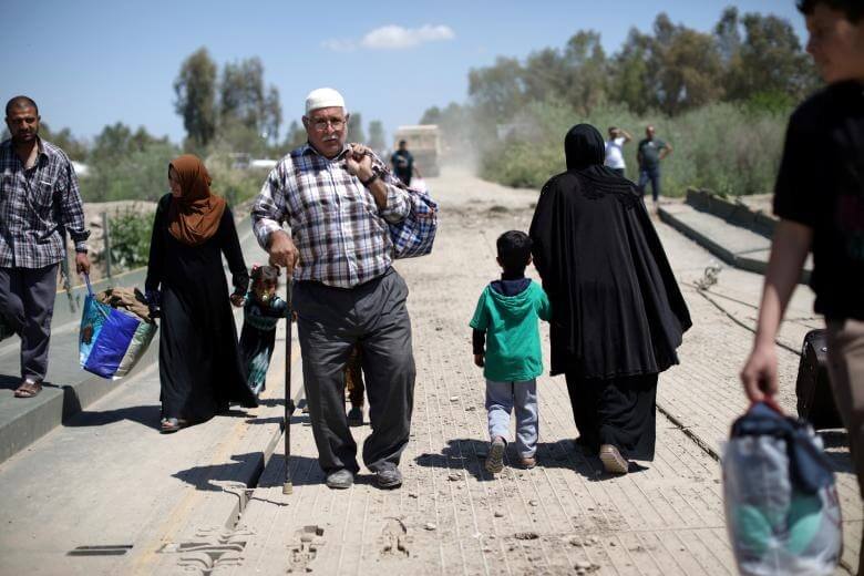 تصاویرشهروندان عراقی,تصویرعبور شهروندان از پل,عکس کمک ارتش عراق به شهروندان