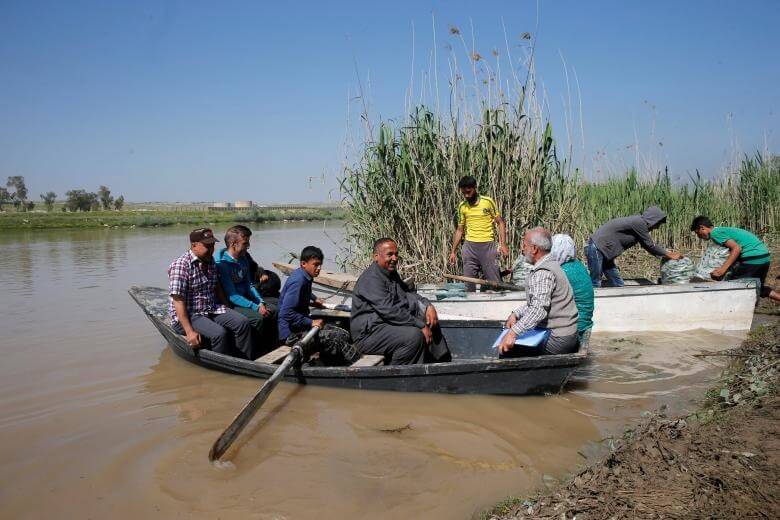 تصاویرشهروندان عراقی,تصویرعبور شهروندان از پل,عکس کمک ارتش عراق به شهروندان