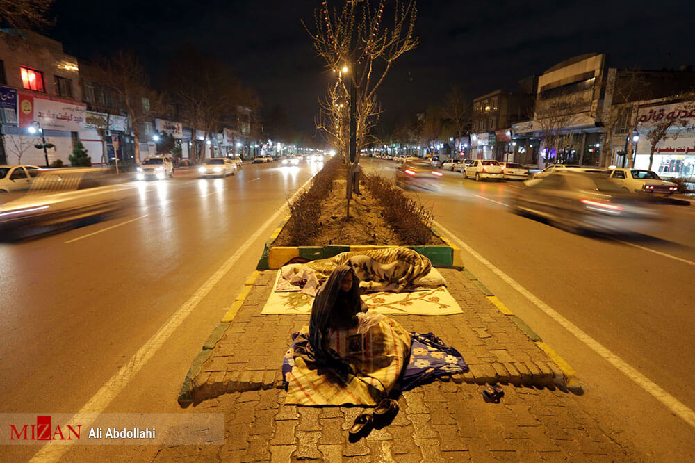 تصاویر خوابیدن مردم مشهد در خیابان به دلیل زلزله,عکس های خوابیدن مردم مشهد در خیابان به دلیل زلزله,تصاویر ترس مردم از پس لرزه های زلزله فریمان