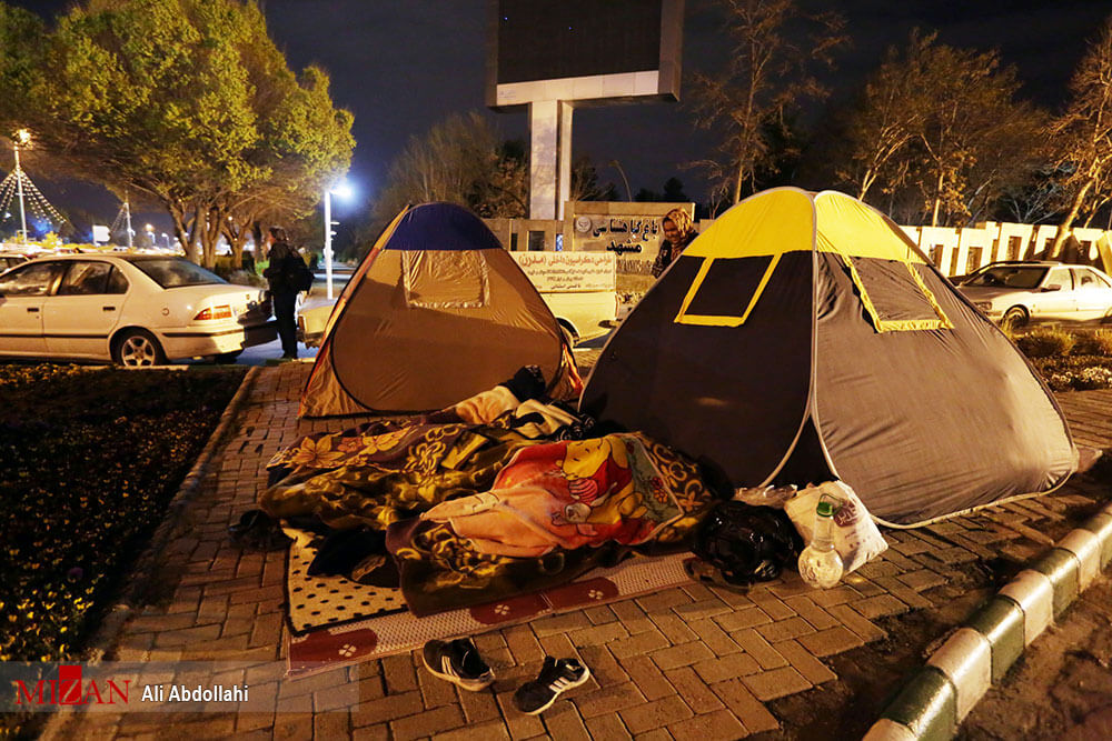 تصاویر خوابیدن مردم مشهد در خیابان به دلیل زلزله,عکس های خوابیدن مردم مشهد در خیابان به دلیل زلزله,تصاویر ترس مردم از پس لرزه های زلزله فریمان
