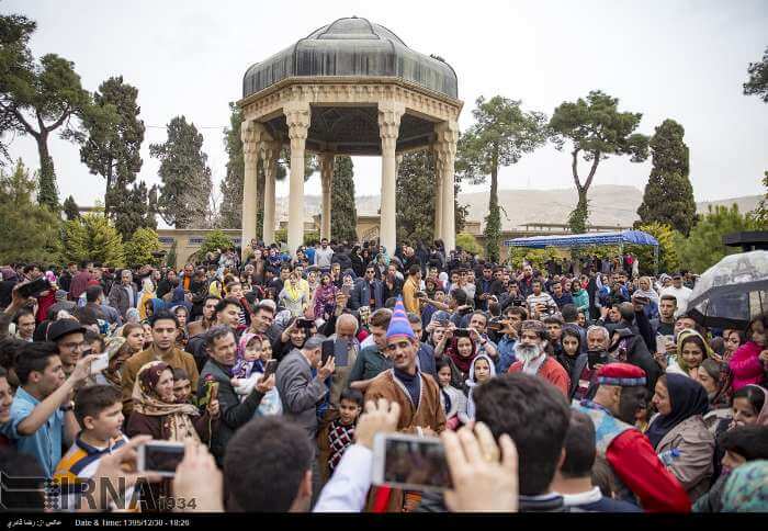 تصاویر تحویل سال نو در آرامگاه حافظ,عکس نوروز در آرامگاه حافظ,عکس های مهمانان نوروزی در شیراز