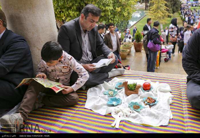 تصاویر تحویل سال نو در آرامگاه حافظ,عکس نوروز در آرامگاه حافظ,عکس های مهمانان نوروزی در شیراز