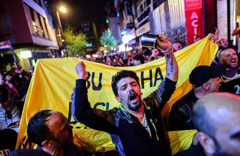 عکس های  تظاهرات هزاران نفری در ترکیه علیه پیروزی رفراندوم,تصاویر  تظاهرات هزاران نفری در ترکیه علیه پیروزی رفراندوم,عکس های تظاهرات مردم ترکیه علیه اردغان