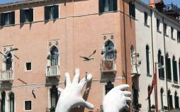 عکس های  دست‌های غول‌پیکر ایتالیایی‌ها برای نجات محیط زیست,تصاویر  دست‌های غول‌پیکر ایتالیایی‌ها برای نجات محیط زیست, دست‌های غول‌پیکر ایتالیایی‌ها برای نجات محیط زیست