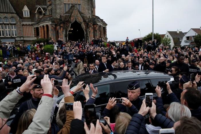 تصاویر امانوئل مکرون و انتخابات فرانسه تصاویر امانوئل مکرون و انتخابات فرانسه,عکس های پیروزی امانوئل مکرون در انتخابات فرانسه,عکس انتخابات ریاست جمهوری فرانسه