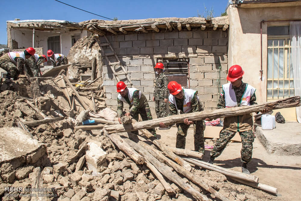 تصاویر امدادگران بسیجی در زلزله بجنورد,عکس های امدادگران بسیجی در زلزله بجنورد,عکس امدادگران بسیجی در زلزله بجنورد