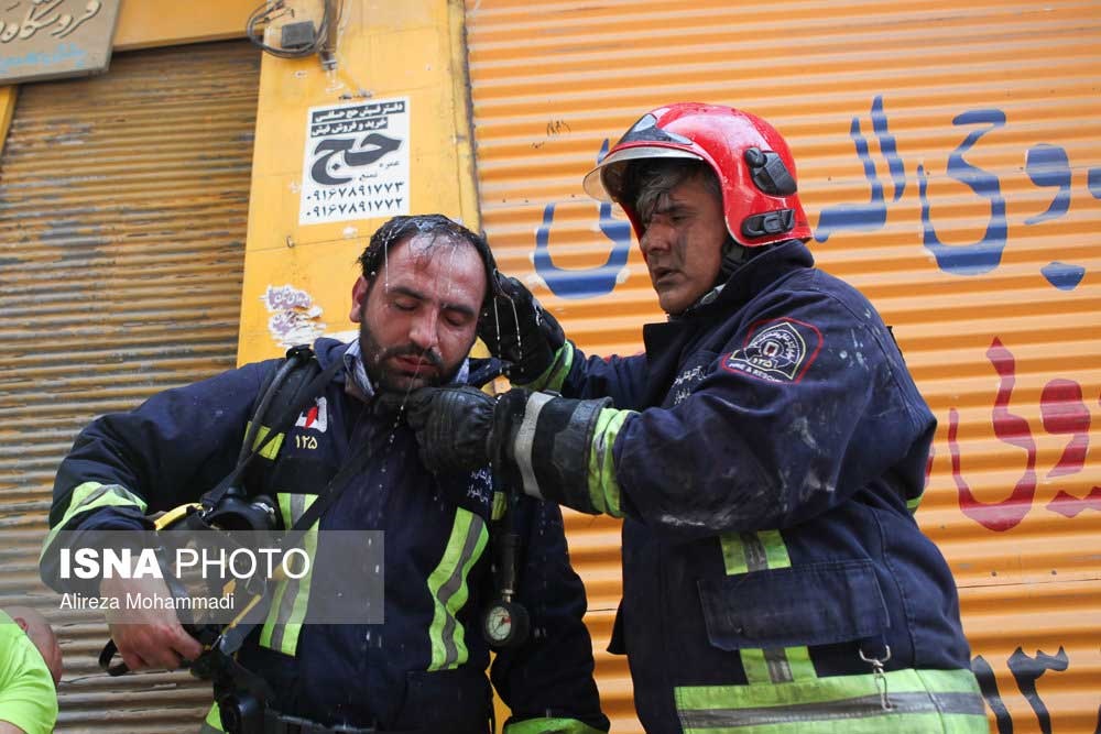 عکس هایلحظات سخت آتش‌نشانان عملیات اطفای حریق پاساژ اهواز,تصاویر لحظات سخت آتش‌نشانان عملیات اطفای حریق پاساژ اهواز,لحظات سخت آتش‌نشانان عملیات اطفای حریق پاساژ اهواز