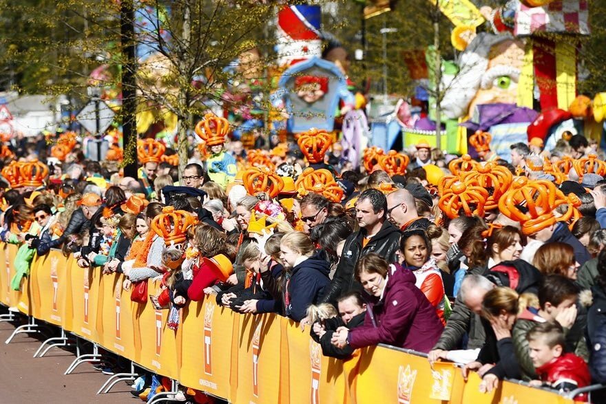 تصاویر جشن خیابانی روز ملکه در هلند,عکس های جشن خیابانی شهروندان هلند,عکس جشن خیابانی و روز تولد پادشاه هلند