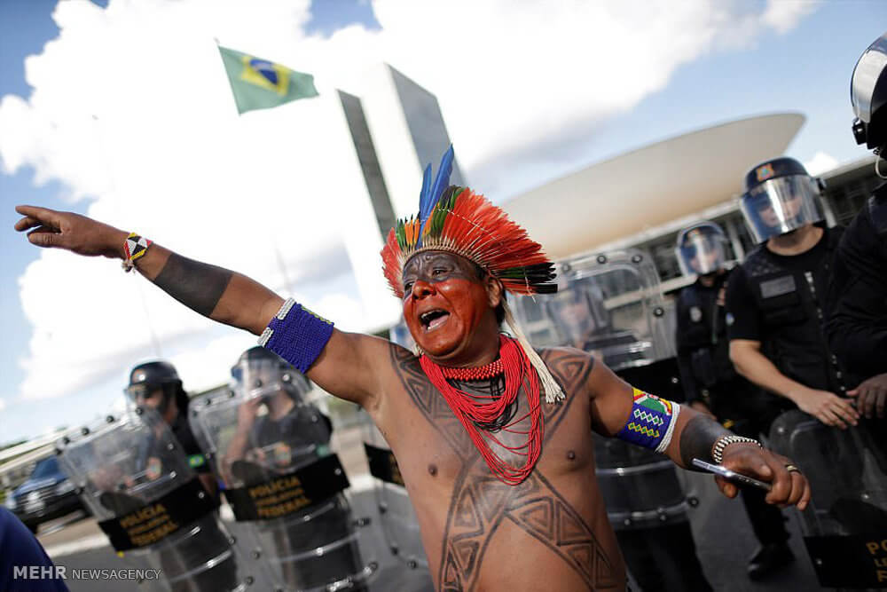 تصاویر تظاهرات سرخ پوستان در برزیل تصاویر تظاهرات سرخ پوستان در برزیل,عکس های تظاهرات سرخ پوستان در برزیل,عکس های تظاهرات یک قبیله بومی سرخپوستی در برزیل