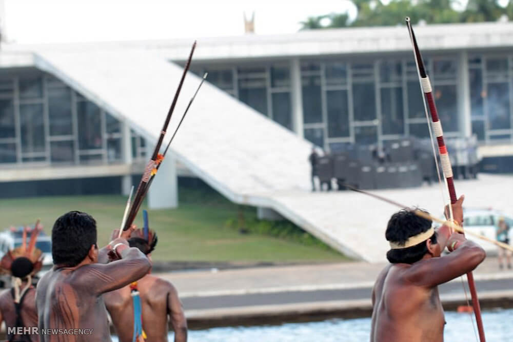 تصاویر تظاهرات سرخ پوستان در برزیل تصاویر تظاهرات سرخ پوستان در برزیل,عکس های تظاهرات سرخ پوستان در برزیل,عکس های تظاهرات یک قبیله بومی سرخپوستی در برزیل