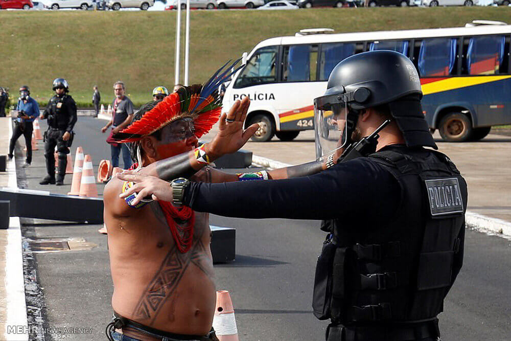 تصاویر تظاهرات سرخ پوستان در برزیل تصاویر تظاهرات سرخ پوستان در برزیل,عکس های تظاهرات سرخ پوستان در برزیل,عکس های تظاهرات یک قبیله بومی سرخپوستی در برزیل