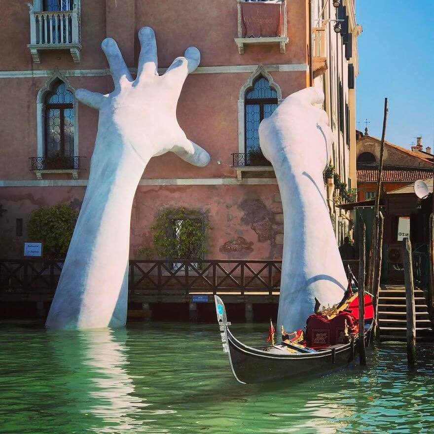 عکس های  دست‌های غول‌پیکر ایتالیایی‌ها برای نجات محیط زیست,تصاویر  دست‌های غول‌پیکر ایتالیایی‌ها برای نجات محیط زیست, دست‌های غول‌پیکر ایتالیایی‌ها برای نجات محیط زیست