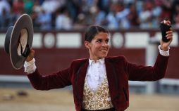 عکس های مسابقات گاو بازی,عکس های گاوبازی زنان,عکس های گاوباز زن فرانسوی