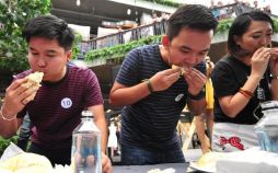 عکس های مسابقه خوردن یک کیلو ماده غذایی در کمترین زمان,تصاویر مسابقه خوردن یک کیلو ماده غذایی در کمترین زمان در تایلند,مسابقه خوردن یک کیلو ماده غذایی در کمترین زمان