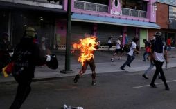 عکس های اعتراضات خیابانی مردم ونزوئلا علیه رئیس جمهور,تصاویر اعتراضات خیابانی مردم ونزوئلا علیه رئیس جمهور,عکس های آتش زدن دانشجوی در اعتراضات خیابانی ونزوئلا