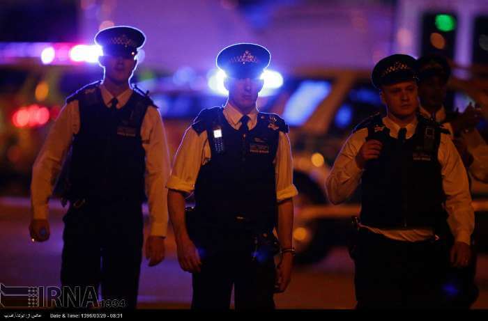 عکس های حمله یک خودرو به عابران پیاده در لندن,تصاویر حمله یک خودرو به عابران پیاده در لندن,عکس های حمله یک خودرو به مسلمانان در لندن