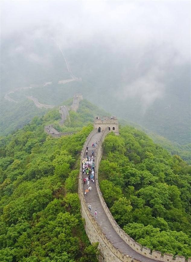 عکس دیوار چین,تصاویر دیوار چین در باران و مه,عکس هوایی دیوار چین در مه و باران