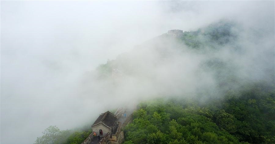 عکس دیوار چین,تصاویر دیوار چین در باران و مه,عکس هوایی دیوار چین در مه و باران