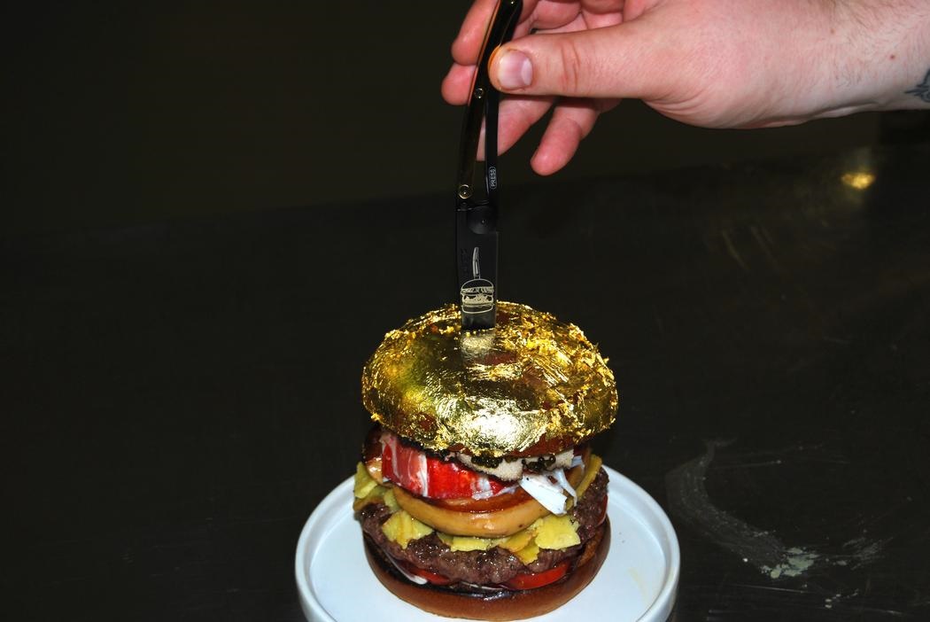 عکس همبرگربا روکش طلا,تصویر همبرگربا روکش طلا در هلند,عکس گرانترین همبرگر در هلند